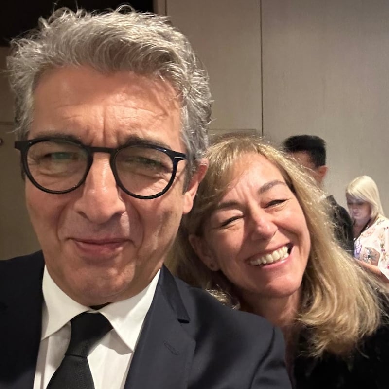 El libro es ideal para quienes buscan conocer el lado menos glamuroso y más real de Hollywood, con base en la experiencia y las vivencias de María Estévez, quien expone lo que no se ve en la alfombra roja, desde egos y excesos hasta rivalidades. Foto: cortesía.