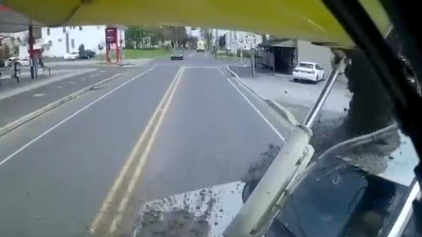 Frenó y parte de su carga cayó.