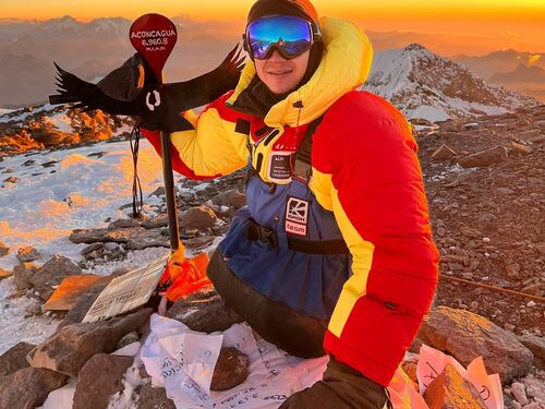 Conoce a un montañista que conquista cumbres sin piernas