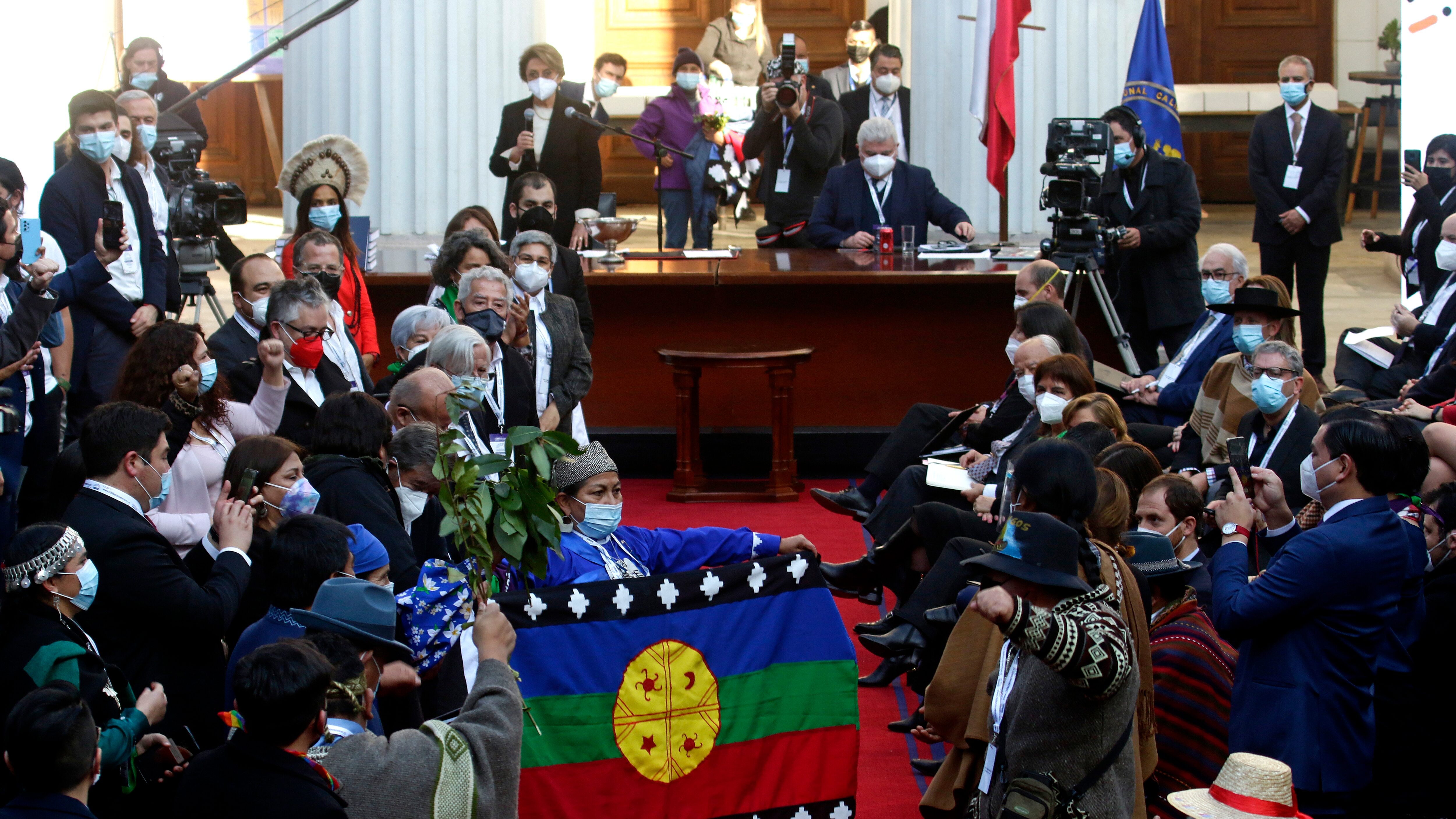 Los constituyentes de derecha piden Himno Nacional.