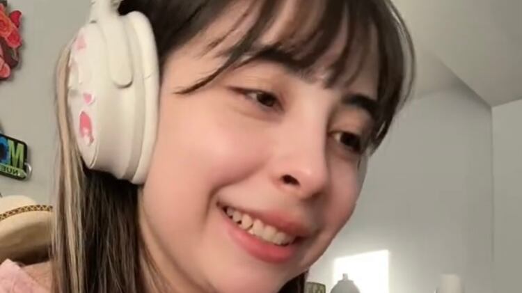 Joven cuenta emocionada que encontró su primer trabajo.