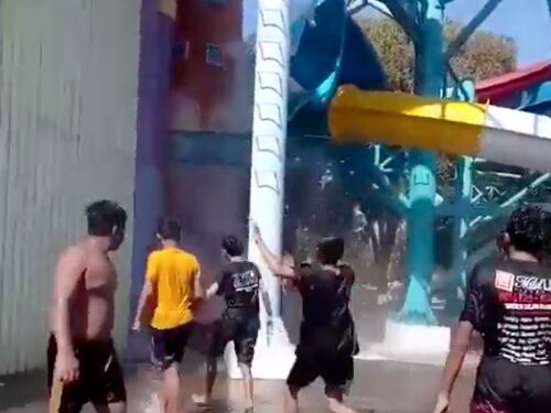 Video: ¡Accidente en parque acuático! Niños caen de tobogán en Indonesia