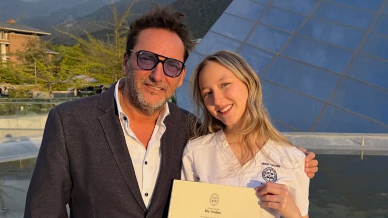 Daniel Fuenzalida chocho con el importante logro académico de su hija: se tituló con distinción máxima de enfermera