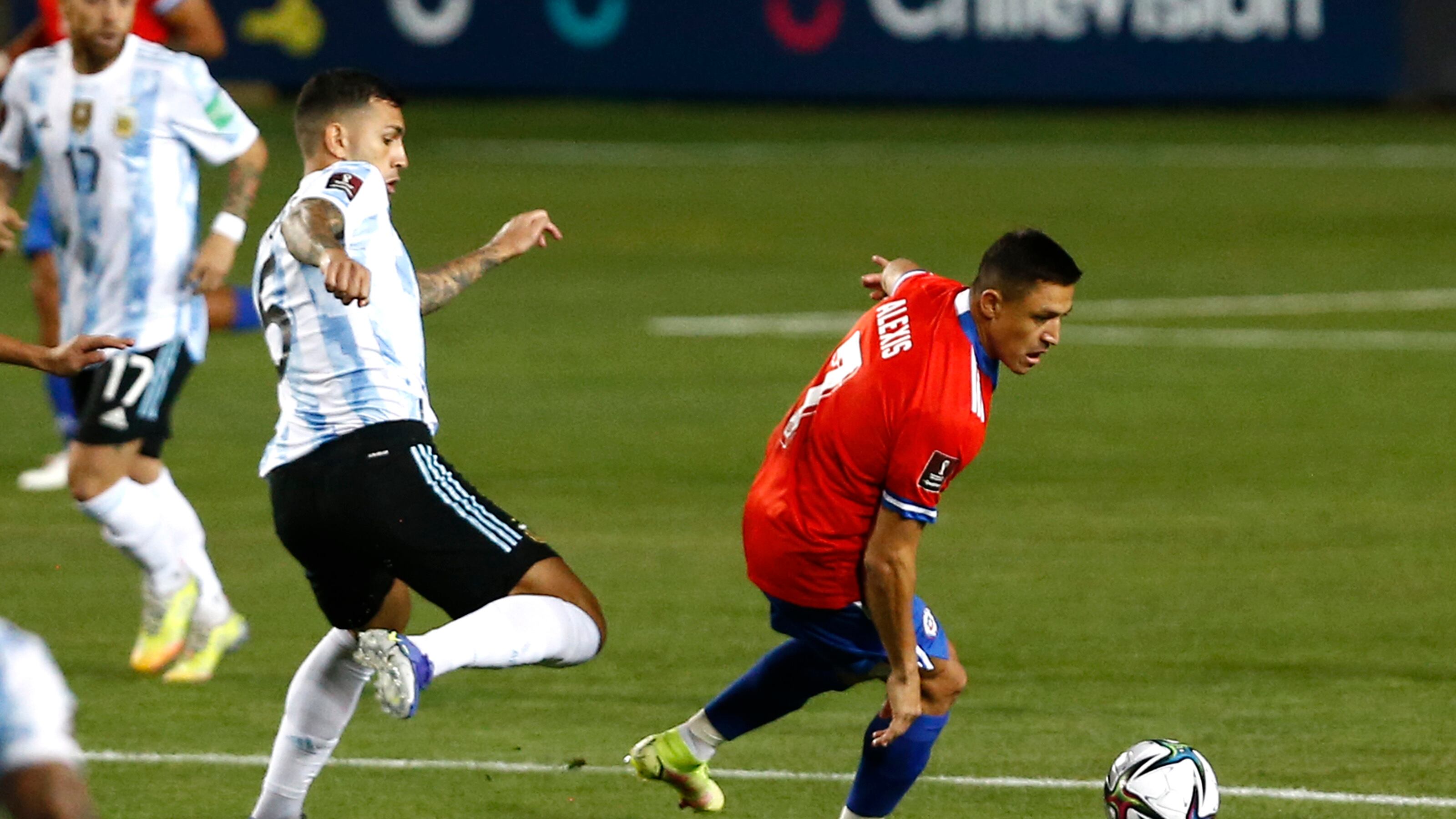Alexis Sánchez en partido Chile vs Argentina por las Eliminatorias a Catar 2022.