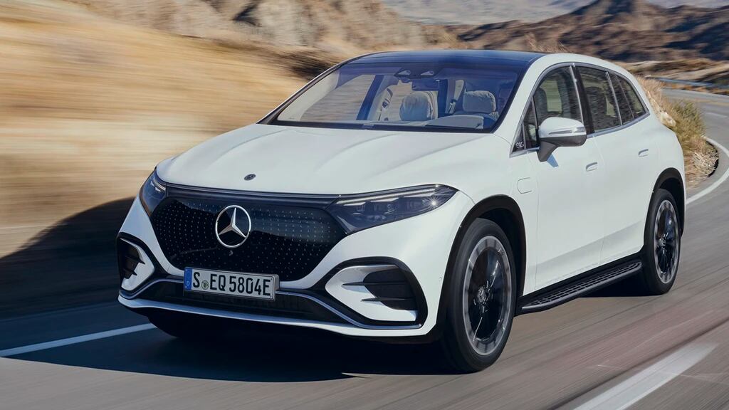 Cambió el logo de Mercedes Benz para distraer a delincuentes y puso uno de Nissan.