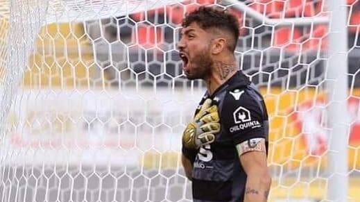 El arquero de Deportes Puerto Montt quedó en libertad luego de ser acusado de agredir con un golpe de puño a un hincha adulto mayor del cuadro salmonero.