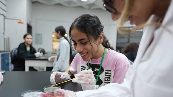 Invitan a chicas a ser parte del Programa Semillas de Triunfo de CienciaPR libre de costo.