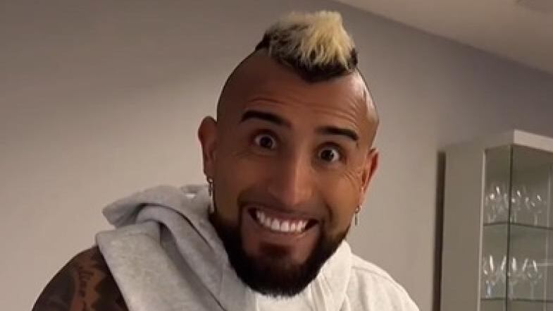Arturo Vidal jugando en redes sociales