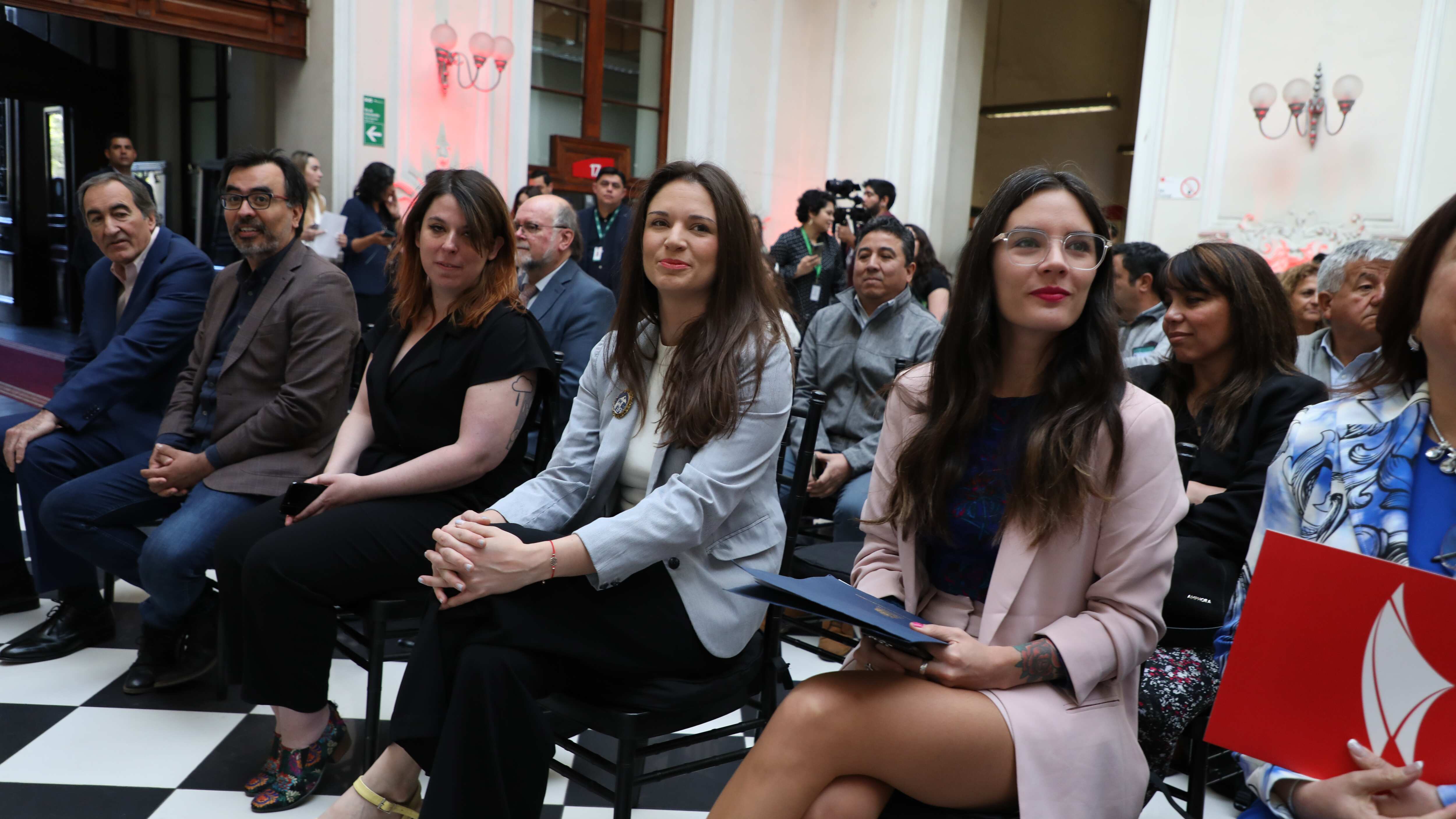 Irina Karamanos y Camila Vallejo.