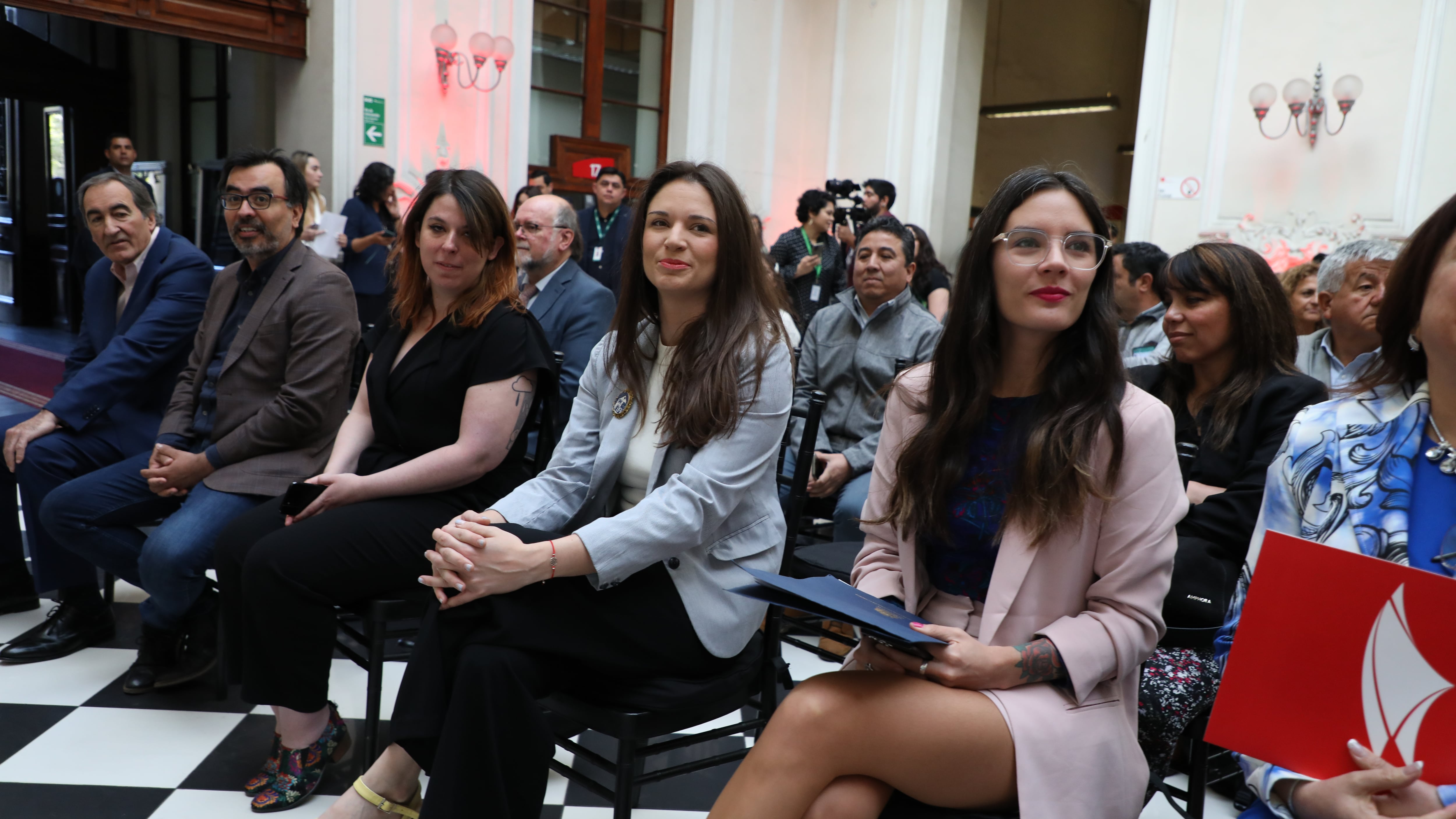 Irina Karamanos y Camila Vallejo.