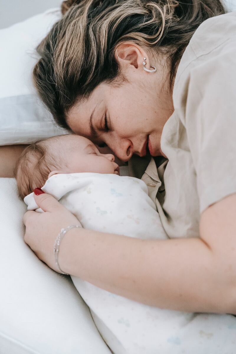 Foto de mamá con su bebé pequeño