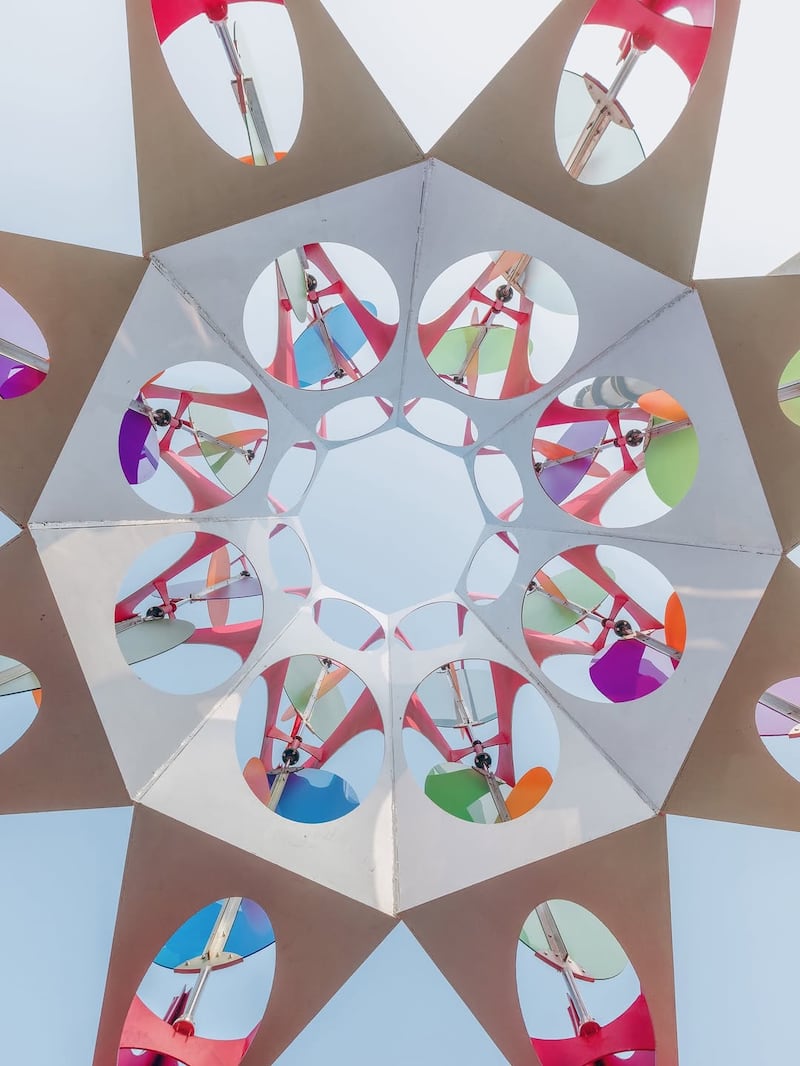 La instalació OctaPlay, de Daxing Jizi Design, reinterpreta un paisaje industrial en el Parque Shougang de Pekín a través de la delicadeza y el movimiento. Foto: Daxing Jizi Design.