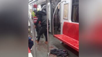 Apuñalan a hombre al interior del metro en Santiago: pelea habría iniciado por derramar una cerveza