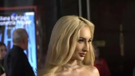 “Mucho brillo como me gusta a mí”: Fran Maira sorprende en alfombra roja con su look Barbie