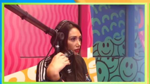 Pamela Díaz dio a conocer cuando una de sus asesoras del hogar tuvo un risueño pero complicado día producto de su curiosidad. Esto, porque comió una gomita que había en la cartera de la animadora, sin saber que no era un dulce, sino que cannabis sativa comestible.
Fue tras regresar de Jamaica, país donde viajó de vacaciones junto a Jean Philippe Cretton, que La Fiera ingresó unos dulces que hacen reír, lo cual su “nani” desconocía al momento que se la echó a la boca, pensando que era una inocente gomita con forma de osito.
Así lo contó Pamela Díaz en el programa de Youtube, Algo que decir, que realiza cada día junto a Joaquín Méndez y Rodrigo Gallina.
Según explicó, tenía una bolsa al interior de su maleta con varias golosinas volátiles y le pidió a la trabajadora que la ayudara a ordenar, momento donde la mujer se tentó con el dulce, comenzando a sentir los efectos de la cannabis, que la dejaron paralizada en un silla, pero con la sonrisa a flor de piel. 
Debido a esto, Pamela se tomó la situación con humor, al igual que su “nani”, aunque decidió descontarle el día, puesto que no pudo trabajar debido al efecto de la marihuana proveniente de Jamaica.