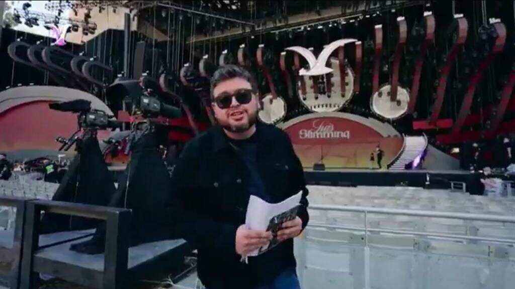 Tras la difícil rutina de la comediante Javiera Contador en la segunda noche del Festival de Viña del Mar 2024, el humorista Luis Slimming tomó sus resguardos con el fin de evitar que el público de la tercera jornada se diera la oportunidad de escucharlo, sabiendo que la gente quedaría en éxtasis tras el encendido concierto de Maná.
Fue por esto que durante la obertura de la noche número tres, apareció un video de Slimming hablándoles directamente a la audiencia de la Quinta Vergara, señalándoles en idioma distendido que escuchen sus chistes y “se enojen mañana”, en relación al público de Andrea Bocelli que estaba indignado porque no le dieron Gaviota de Plata.