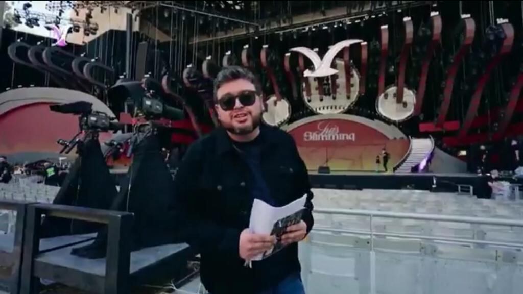 Tras la difícil rutina de la comediante Javiera Contador en la segunda noche del Festival de Viña del Mar 2024, el humorista Luis Slimming tomó sus resguardos con el fin de evitar que el público de la tercera jornada se diera la oportunidad de escucharlo, sabiendo que la gente quedaría en éxtasis tras el encendido concierto de Maná.
Fue por esto que durante la obertura de la noche número tres, apareció un video de Slimming hablándoles directamente a la audiencia de la Quinta Vergara, señalándoles en idioma distendido que escuchen sus chistes y “se enojen mañana”, en relación al público de Andrea Bocelli que estaba indignado porque no le dieron Gaviota de Plata.