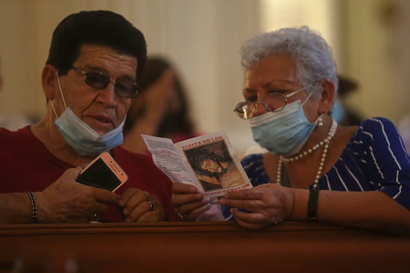 GUADALAJARA, JALISCO, 14ABRIL2022.- Este jueves santo, el centro de la ciudad lucio con gran afluencia de personas ya que cientos de fervientes católicos asistieron a los diversas iglesias para cumplir la visita de los 7 Templos como parte de la tradición de semana santa.
FOTO: FERNANDO CARRANZA GARCIA / CUARTOSCURO.COM
