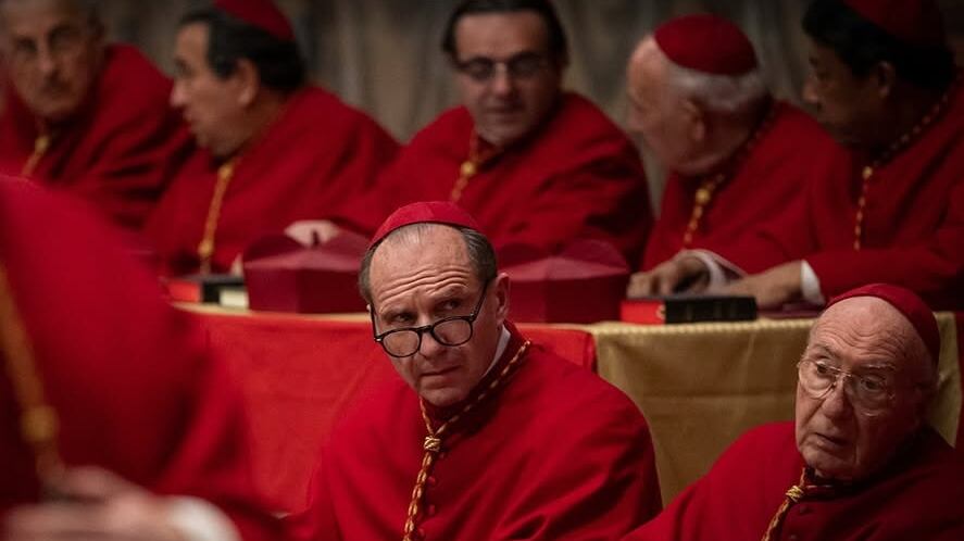 El filme se estrenó el año pasado y a los pocos meses se conoció el deceso, en la vida real, del Papa Francisco I, que dio origen a un nuevo Cónclave del mundo católico para elegir al próximo Sumo Pontífice.