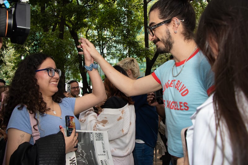 Morat repartiendo ejemplares de Publimetro México en el Paseo de la Reforma