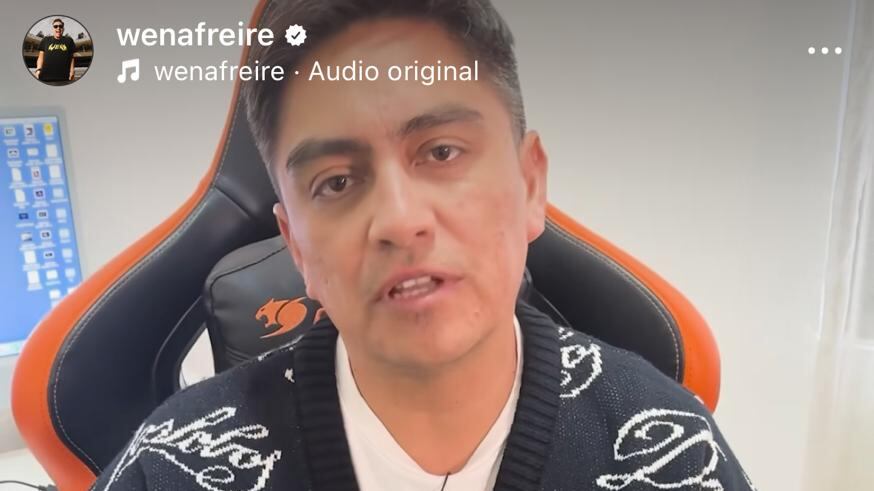 Una curiosa foto “de a tres” que compartió Maly Jorquiera junto a la frase “nada importa cuando hay amor”, encendió las alarmas de un posible quiebre matrimonial con el también comediante Sergio Freire. Dudas que también llevaron a pensar que, incluso, podrían estar probando nuevas experiencias en la relación.
En la imagen, se ven tres manos entrelazadas, y fui publicada en la cuenta de Instagram de una amiga de ella y replicada en su propia red social, recibiendo miles de corazones y varios mensajes de sus seguidores.
“e separaste??”, “Y las fotos con el Sergio freire ???”, “Quedé colgada”, escribieron algunos, pensando lo peor de lo peor, mientras que otros optaron por poner paños fríos.
“Son 3 manos, no se pasen rollos” *proceden a incrementar los rollos*”, publicaron.
Ante esto, Sergio Freire salió a explicar el supuesto quiebre matrimonial, aunque no se sabe si fue en serio o a modo de marketing para promocionar su nuevo espectáculo de comedia.
“El motivo de este video es para hacer una aclaración. Es súper raro para mí hacer este tipo de videos, porque no estoy acostumbrado, pero dadas las circunstancias y la cantidad de mensajes que me han llegado voy a hacer una aclaración en primera persona”, señaló sentado en una silla gamer, con cara de absoluta seriedad.
“Andan rumores diciendo que, en redes sociales, yo terminé con mi pareja, María Paz, la mamá de mi hijo y les quiero decir que eso es mentira”.
Después de la aclaración, Sergio Freire rompió su seriedad y aprovechó la instancia para promocionar su próximo show.
“Lo que sí es verdad es que mañana voy a estar celebrando 20 años de comedia en el Teatro Caupolicán”, cerró.