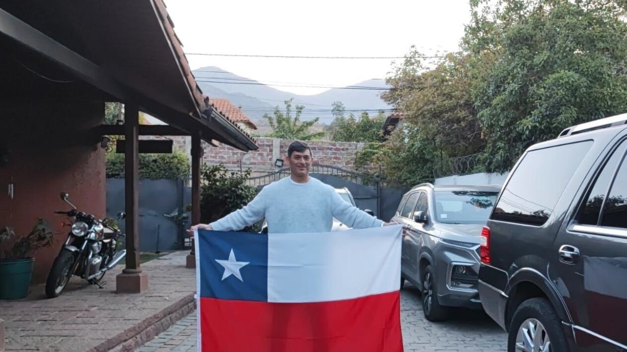 La mañana de este jueves, a años de su salida para radicarse en Estados Unidos, el ingeniero comercial y excandidato presidencial Franco Parisi regresó a Chile.
El retorno fue confirmado por su casa política, el Partido de la Gente (PDG), vía Twitter.