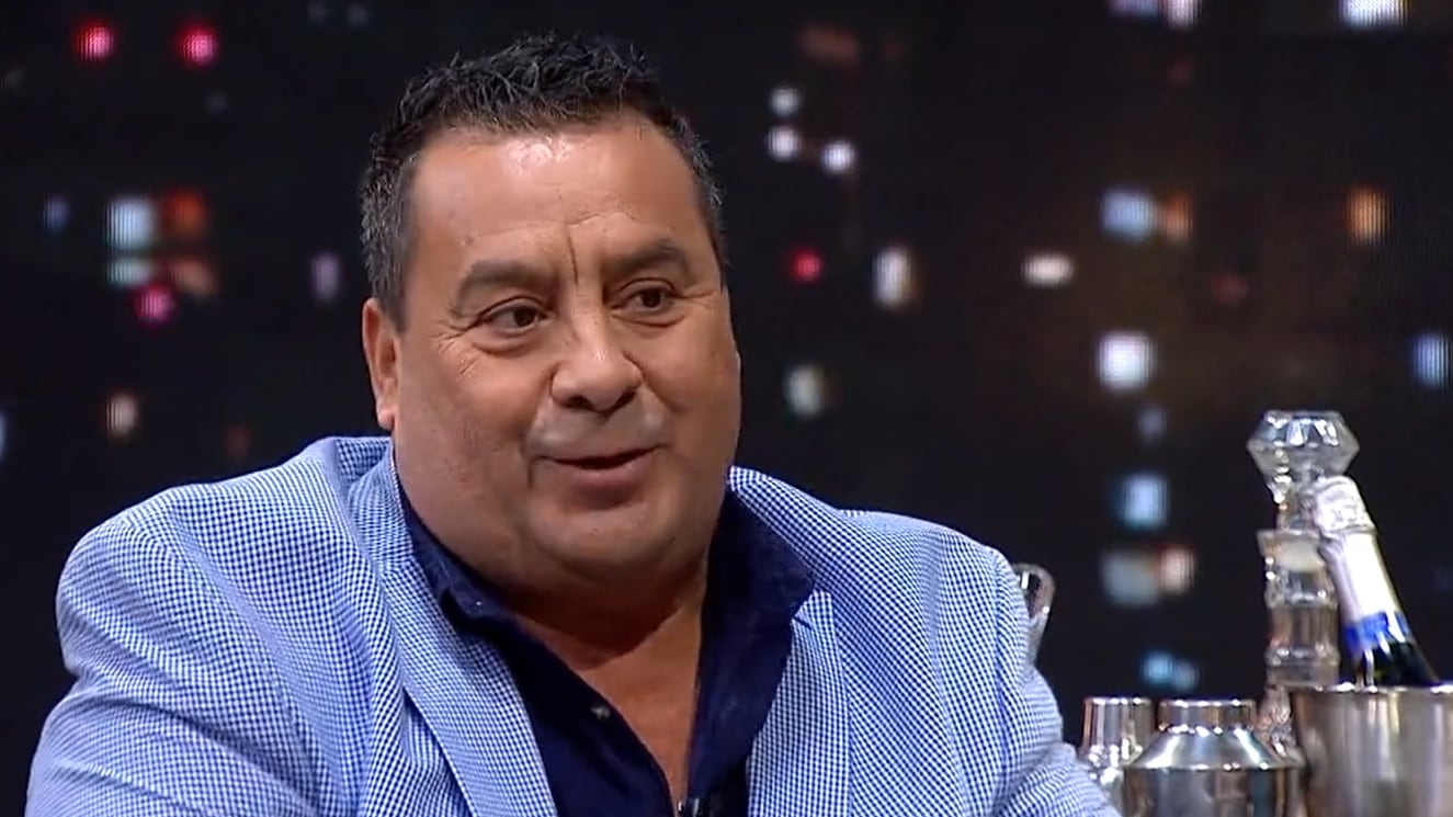 El humorista Dino Gordillo contó en "Podemos Hablar", programa que se emitirá este viernes después de CHV Noticias, las razones que le han impedido cumplir con la propuesta de matrimonio que le hizo a su pareja en el Festival de Viña de 2019.