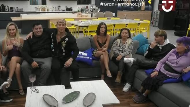 En una nueva noche de nominación los participantes de Gran Hermano supieron quiénes son los jugadores que quedaron en placa de eliminación y corren el riesgo de convertirse en el jugador número 12 en dejar el reality de CHV. Quedando en zona de riesgo, por el momento. dos integrantes del “team Lulo” y dos integrantes de la pieza del after.
Se trata de Francisca Maira, Jorge Aldoney, Raimundo Cerda y Jennifer Galvarini quien nuevamente se encuentra en placa de eliminación, consagrándose como la participante que más veces ha sido nominada para salir del encierro, pero siempre salvada por el público y una vez por Rai, cuando fue líder.
