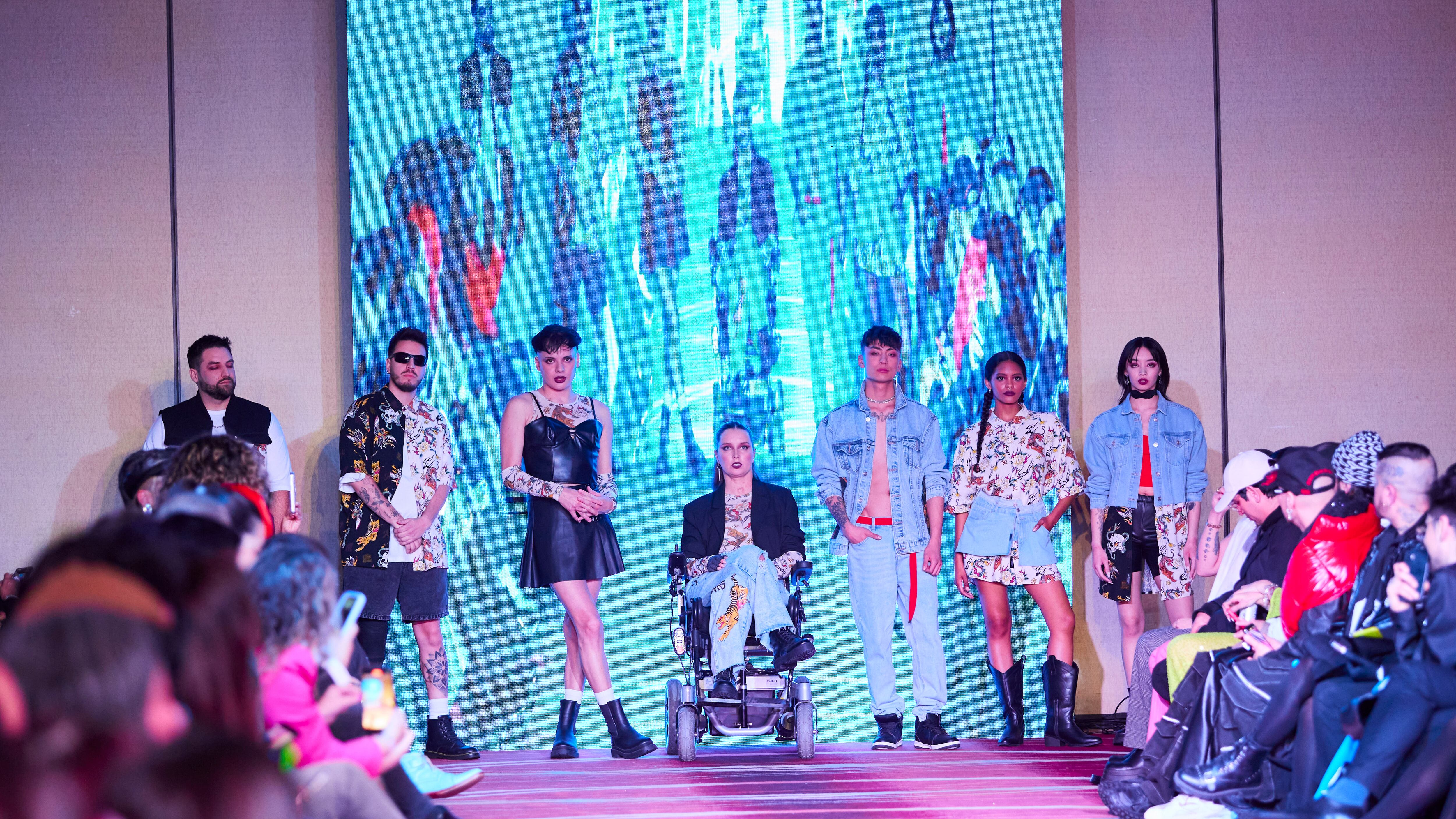 Corona presentó nueva colección vanguardista con diseños de Valentina Wilson en desfile de Viste La Calle | Cortesía