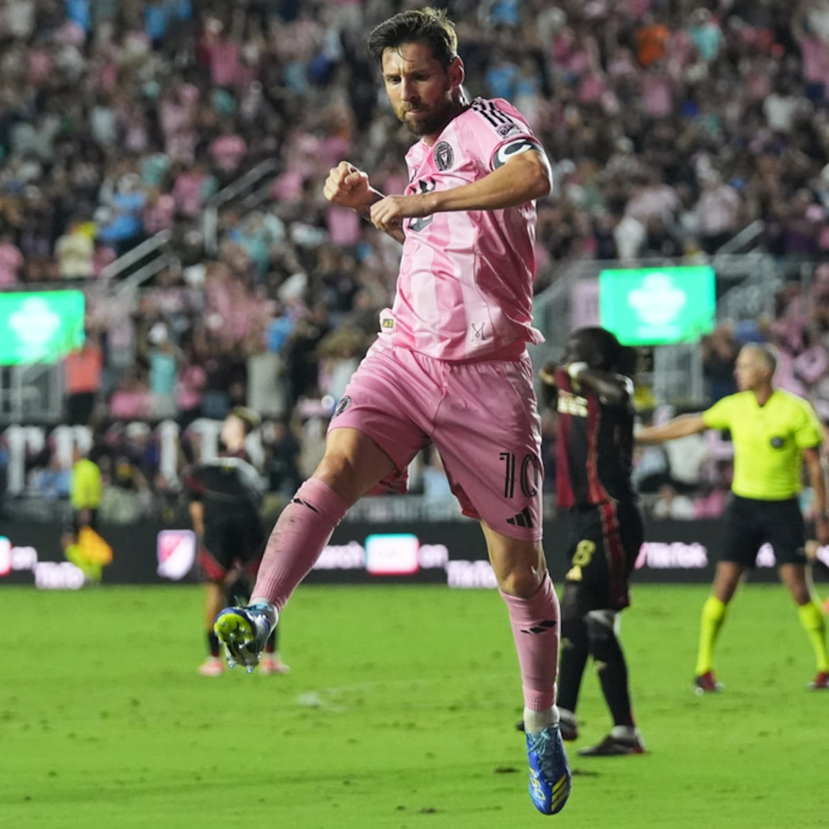 Messi renueva por tres años con el Inter Miami Messi renueva por tres años con el Inter Miami