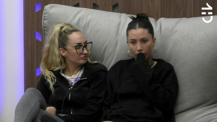 El reality Gran Hermano comienza a tomar vuelo. La noche del miércoles se vivió una intensa gala de nominación, que incluso dejó llorando a la querida participante Trinidad Cerda por estar por tercera semana consecutiva en placa.
Junto a ella, los más votados por sus compañeros fueron Constanza Rubén, Francisca y Maite Phillips, quien se ha convertido en la verdadera villana del encierro y fue la que obtuvo más votos en contra y, más encima, fue sancionada por revelar su opción.
Por lo tanto, los dos puntos que le había otorgado a Coni, quedaron nulos.
Con todo, la competencia sigue adelante y la placa preliminar de nominación quedó compuesta por Maite con 10 votos, Trinidad con 8, Constanza con 7 y Rubén y Francisca con 4 votos cada uno.
Este jueves se debería conocer a quién salvará Francisco de la placa final, mientras que el nuevo eliminado de Gran Hermano se conocerá el próximo domingo.
Debido a esto, se espera que el hombre mayor de la casa y “padre” de “la Familia Lulo” salve a Trinidad o Coni, mientras que las redes sociales promete asegurar la continuidad de la otra “gran hermana”.
Según las teorías en Twitter, el plan es eliminar primero a Maite Phillips, para desestabilizar a Viviana. Posteriormente, prometen ir por Fran. Sin embargo, todas son fuertes competidoras y buenas cartas para el reality show.
Finalmente, este jueves debería ingresar un nuevo integrante la competencia, tal como fue anunciado hace unos días. Participante que sería el polémico exchico reality Sebastián Ramírez, quien podría tener muy buena química o chocar con todo con Maite, si es que no la eliminan el domingo.