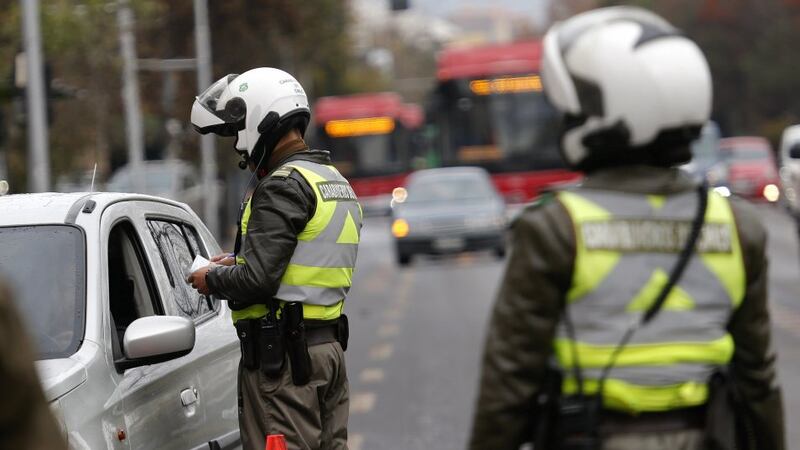 Contraloría detecta graves falencias en controles de tránsito de Carabineros: no incautó 626 vehículos con encargo por robo