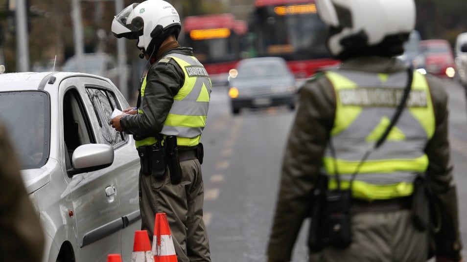 Contraloría detecta graves falencias en controles de tránsito de Carabineros: no incautó 626 vehículos con encargo por robo