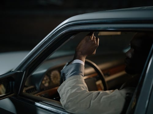 Pareja muere tras caer de un acantilado mientras tenía relaciones sexuales en su auto