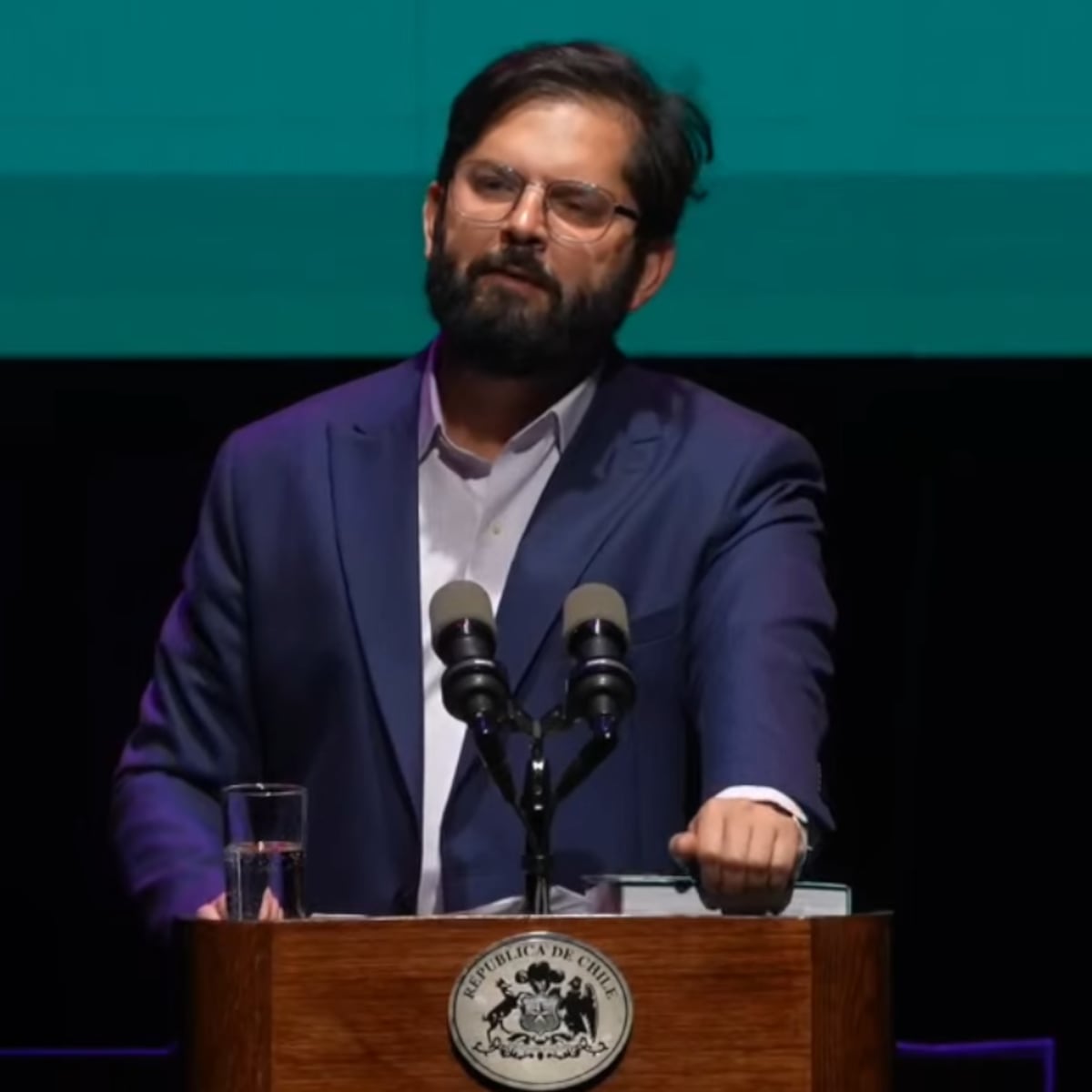 Boric increpado por fallar a los niños en acto del INDH Boric increpado por fallar a los niños en acto del INDH