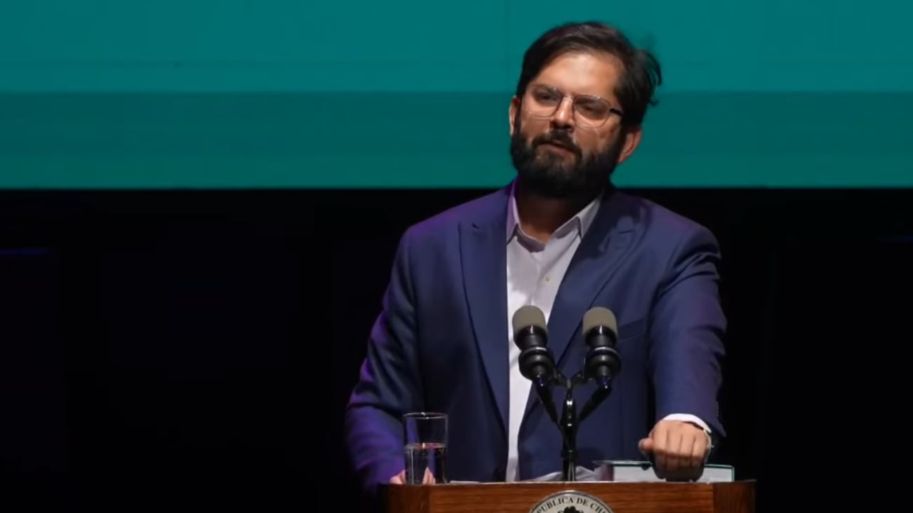 Boric escuchó la interpelación sin interrumpir y luego afirmó que su Gobierno continúa trabajando para mejorar la protección infantil.