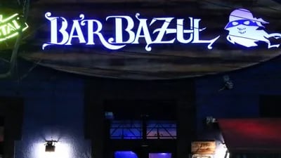 Trabajador del bar "Barbazul" de ñuñoa funa a Ignacio Lastra y Mario Ortega por irse sin pagar la cuenta