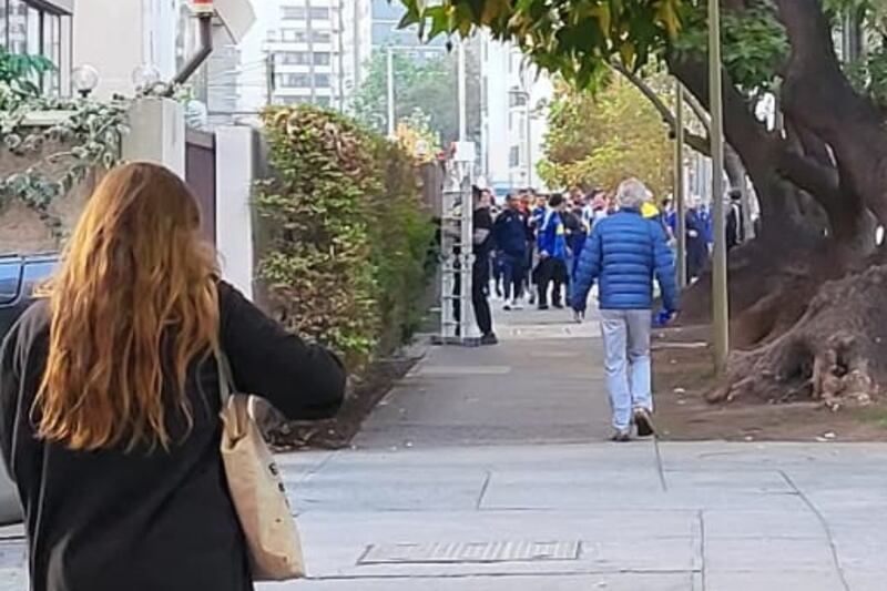 Los hinchas del club argentino se tomaron esta tarde varias cuadras de la calle La Capitanía antes que efectivos de Carabineros llegara a retirarlos y trasladarlos hasta el estadio Monumental.