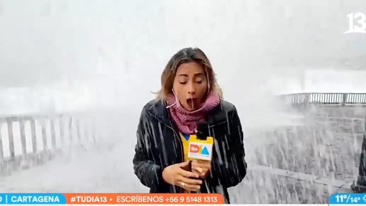 Periodista alcanzada por ola