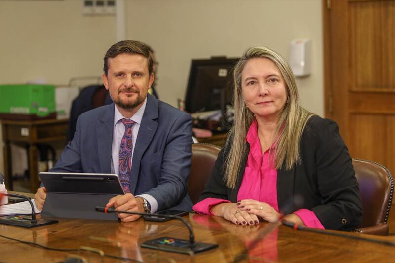 Diputados piden investigar denuncias contra embajadora de Chile en Colombia por maltrato y homofobia