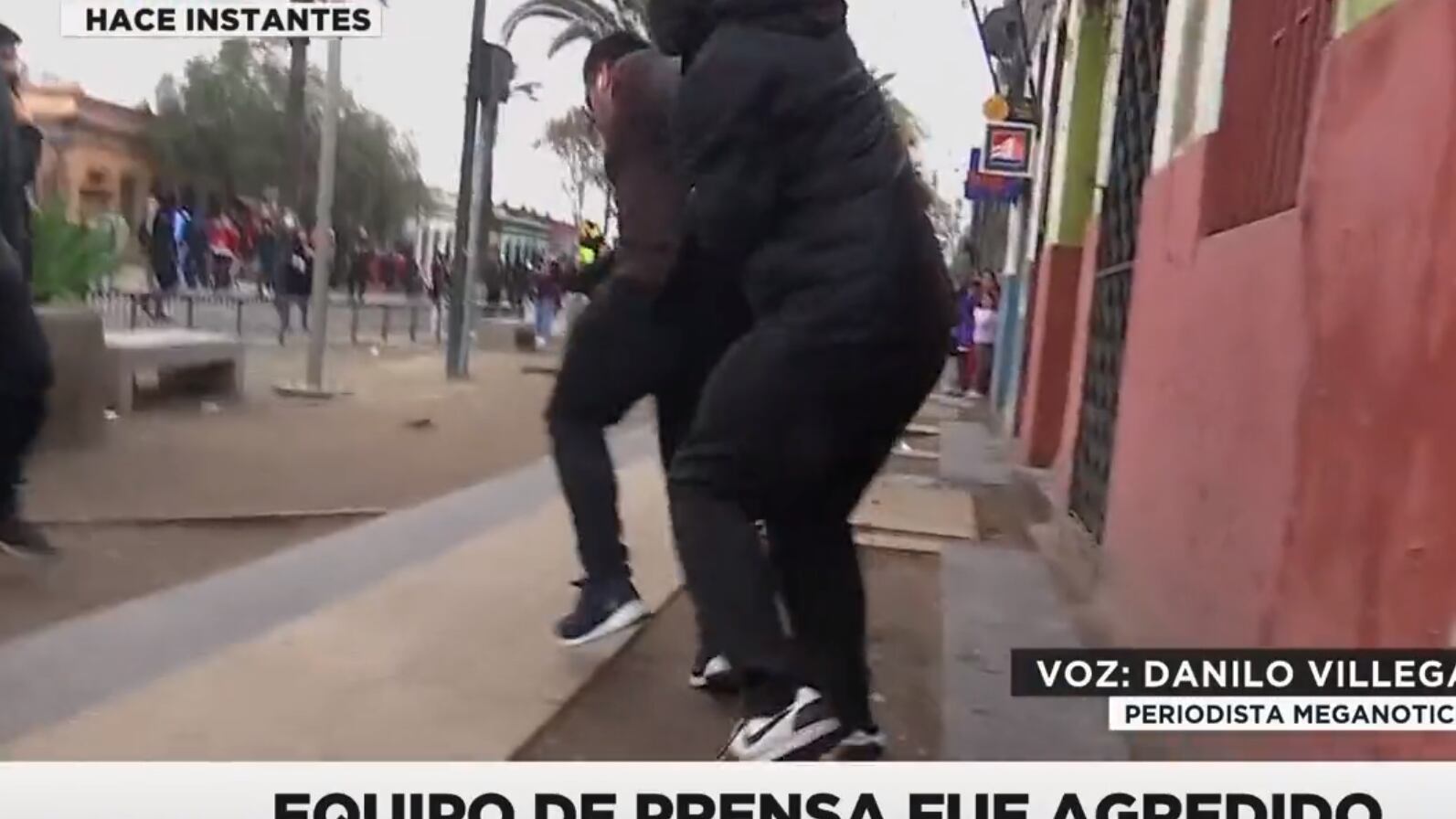 Danilo Villegas agredido en marcha periodista de Mega.