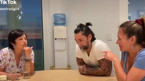 Alba Estrada, exniñera de los cinco hijos de Marcelo Ríos y Paula Pavic respondió al ácido comentario que le escribió el tenista tras sufrir la mordedura de un perro pitbull, diciéndole que fue producto de un “karma” y que “ojala no no haya sido en la bicicleta que le robaron a (su hija) Isi”.
Ante esto y en conversación con el periodista Luis Sandoval, se refirió al triste comentario en su contra, creyendo que debe ser por un mal momento anímico que debe estar pasando el extenista.