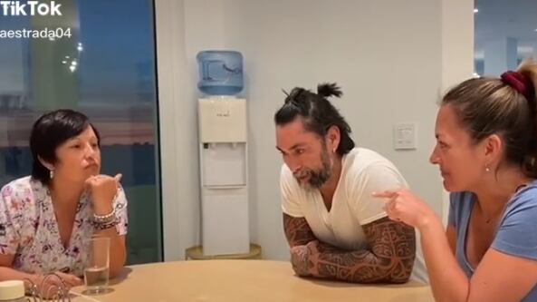 Alba Estrada, exniñera de los cinco hijos de Marcelo Ríos y Paula Pavic respondió al ácido comentario que le escribió el tenista tras sufrir la mordedura de un perro pitbull, diciéndole que fue producto de un “karma” y que “ojala no no haya sido en la bicicleta que le robaron a (su hija) Isi”.
Ante esto y en conversación con el periodista Luis Sandoval, se refirió al triste comentario en su contra, creyendo que debe ser por un mal momento anímico que debe estar pasando el extenista.