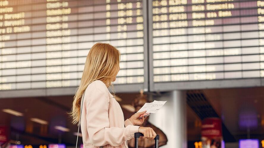 Hermosa chica de pie en el aeropuerto