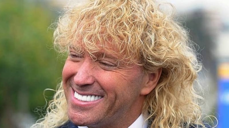 “Díganle dónde le deposito”: Leonardo Farkas ofreció ayuda a adulta mayor que le robaron la pensión en violento “turbazo” en Conchalí