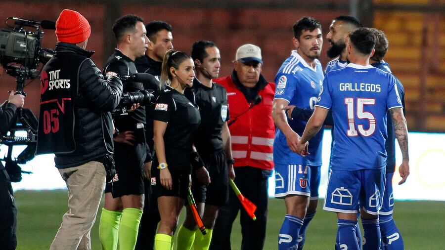 Los jugadores de la U reclamando contra Hermosilla