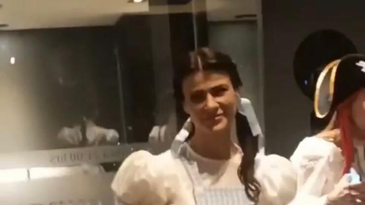 La animadora de Canal 13, Tonka Tomicic sorprendió en gloria y majestad al aparecer en un fiesta de cumpleaños disfrazada de Doroty, de la película El Mago de Oz.
Así lo dio cuenta el periodista Sergio Rojas en el live de Instagram “Que te lo digo”, ocasión donde mostró un video de la animadora, disfrutando de lo más feliz los 50 años de la festejada.