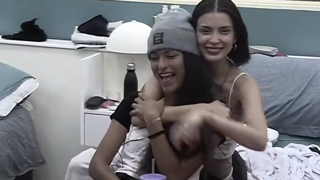 Y el amor, al parecer, llegó al reality Gran Hermano de CHV. Esto, luego que la bailarina Constanza Segovia y la futbolista Viviana Acevedo sellaran sus candentes coqueteos con un fugaz pero revelador piquito.
Si bien, todo partió como un comentario más al aire, como esas indirectas ‘como que no quiere la cosa’, fue la joven de Arica, quien salió jugando y tomó el toro por las astas, literalmente hablando.
Todo ocurrió tras el juego a la botella donde Constanza dio el primer beso del reality al carabinero Rubén Gutiérrez, el verdadero piquito, lleno de emociones y pasión, ocurrió momento después, cuando ya nadie más quería jugar.
Fue ahí que Viviana se fue directo a Constanza.
“Ya, volví al juego. ¿Por qué? ¿Quieres un piquito?”, le preguntó la deportista, a lo que Coni, respondió sin dudar con una “¡ya!”
Acto seguido, Viviana se acercó donde Constanza, le tomó la cara y la besó.