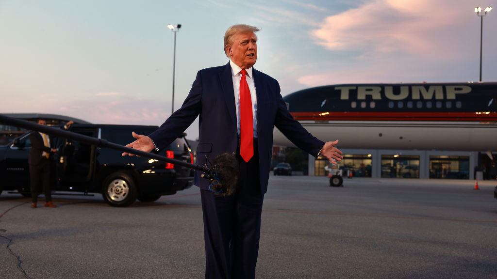 Donald Trump en un aeropuerto de Atlanta.