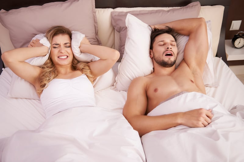 Los ronquidos se producen cuando el paso del aire por las vías respiratorias superiores se ve parcialmente obstruido durante el sueño, lo que provoca una vibración en los tejidos blandos de la garganta. Foto: Freepik.